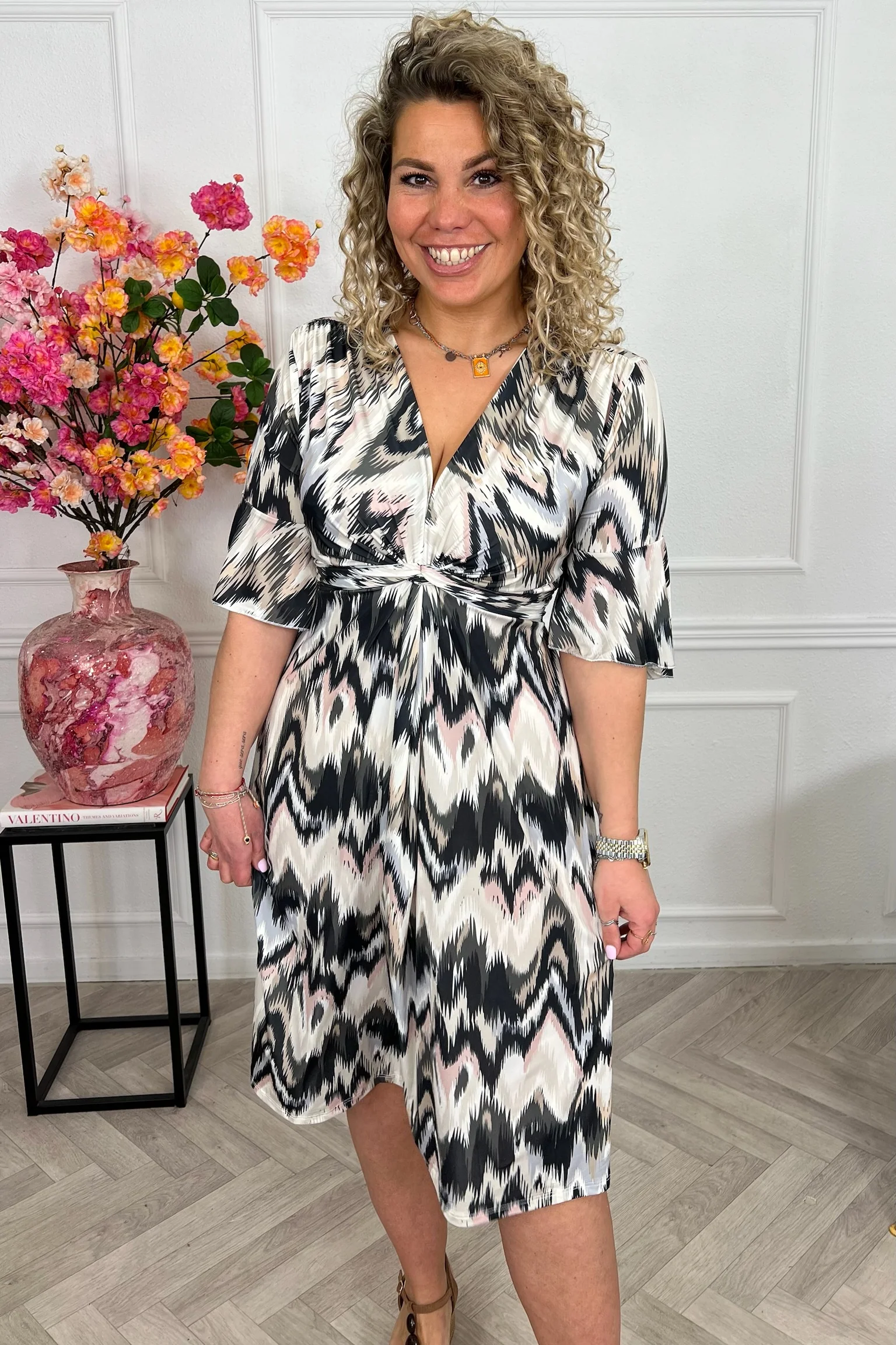 Curvy Short Knotted Zigzag Dress - Black - Image 3