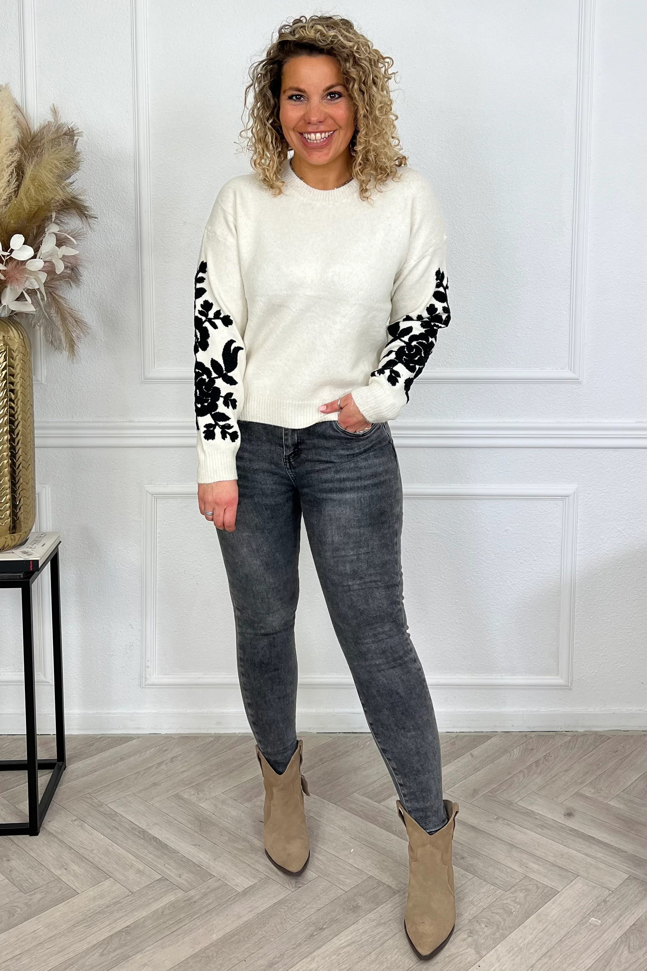 Perfect Leaves Sleeve Sweater - Beige/Black - Image 4