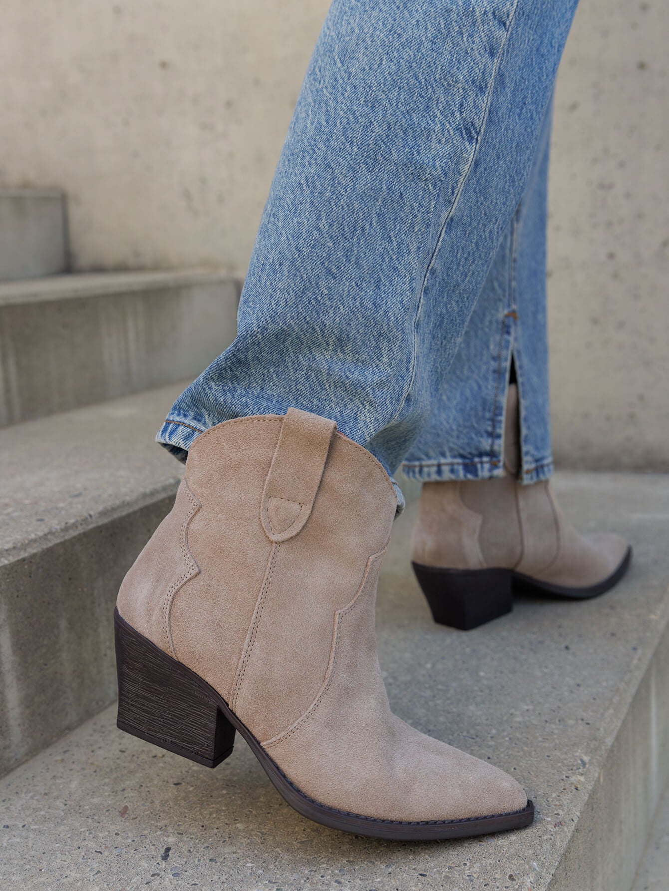 Perfect Suede Cowboy Boots - Beige