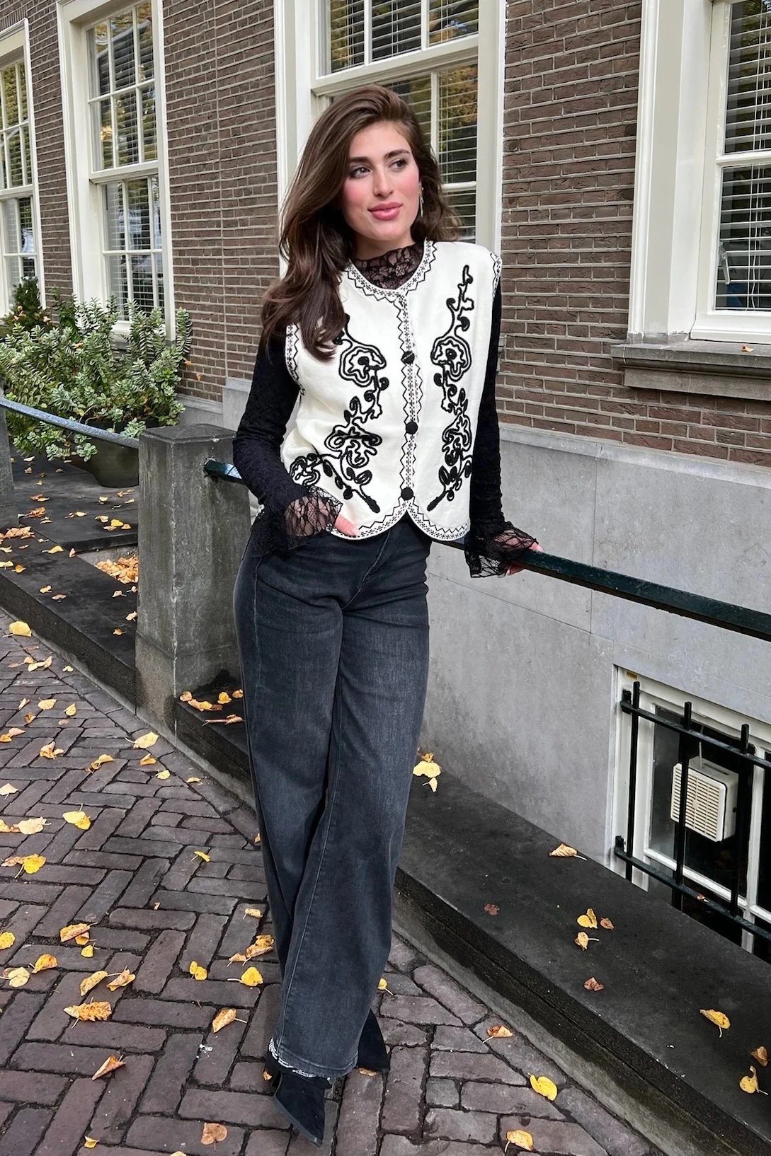 Pretty Aya Gilet - Creme/Black - Image 2