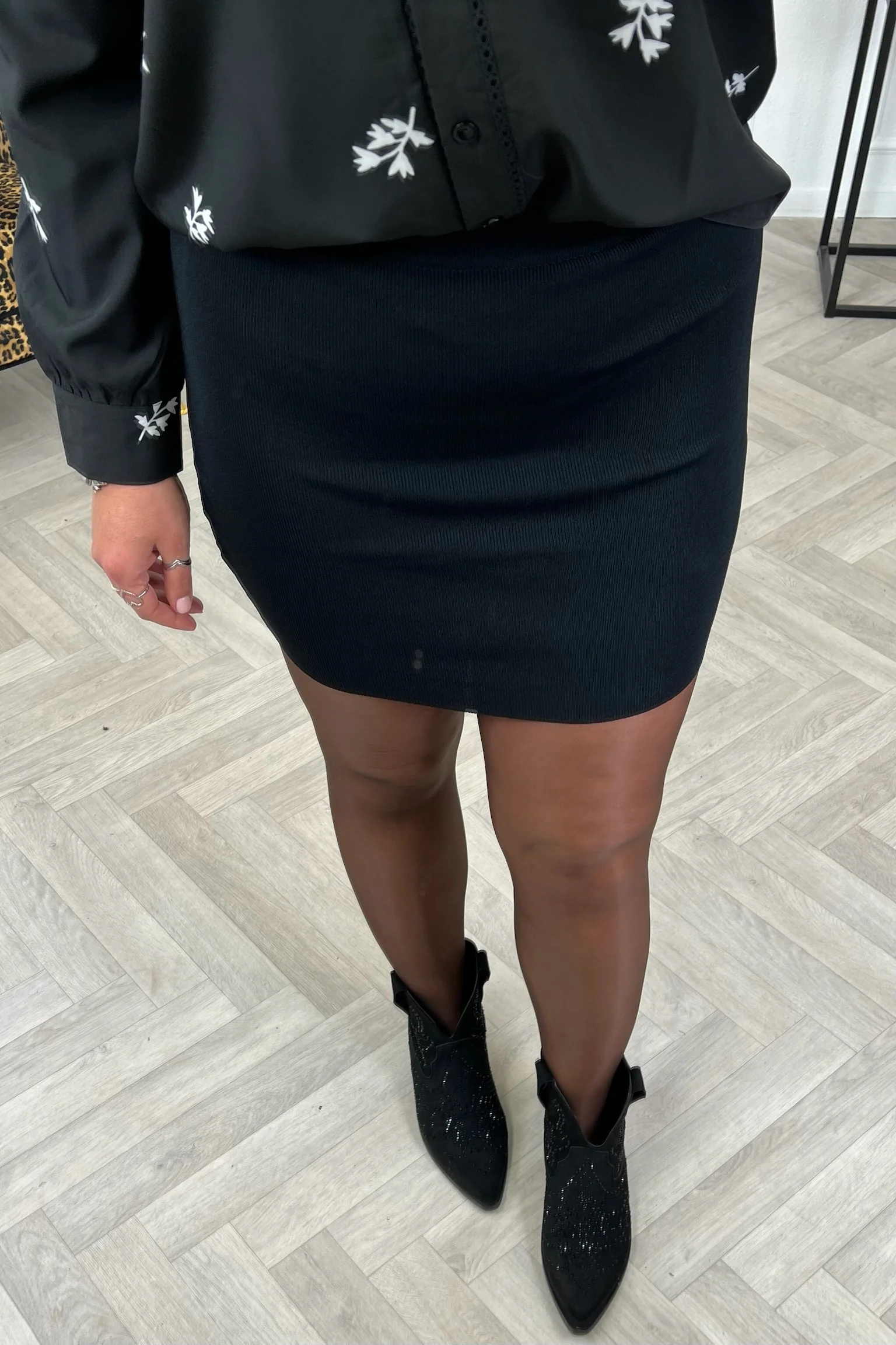 Short Pencil Skirt - Black - Image 3