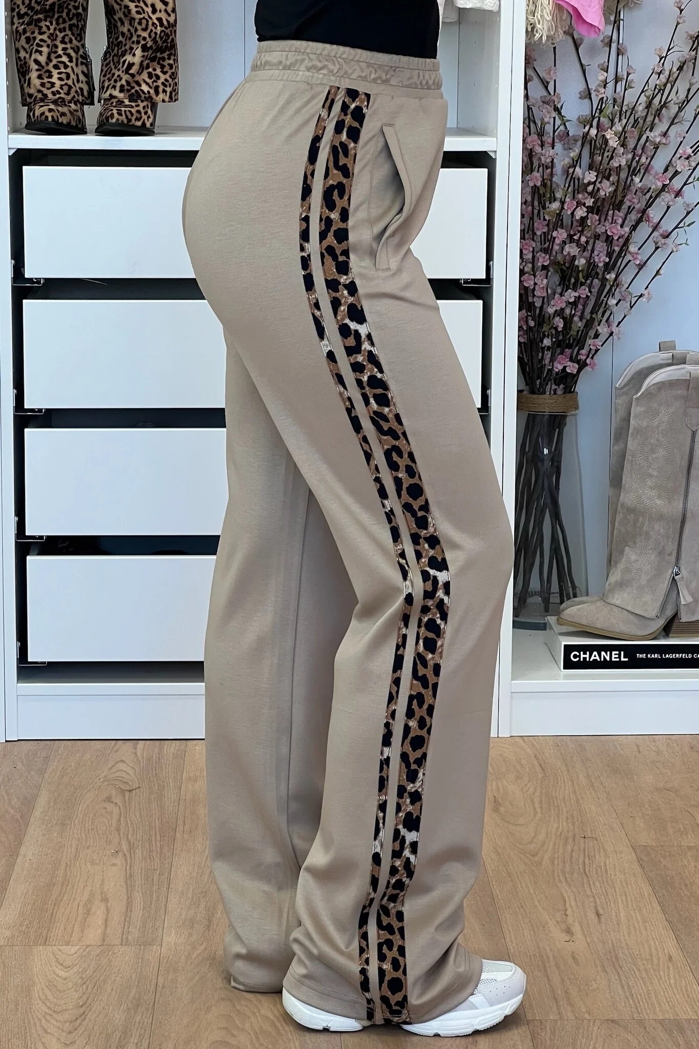 Sporty Leopard Jogging - Beige - Image 2
